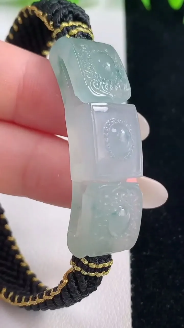 天然A货翡翠种飘花雕花手绳，尺寸43.5-12.6-10，重量:16.34g
10月21日