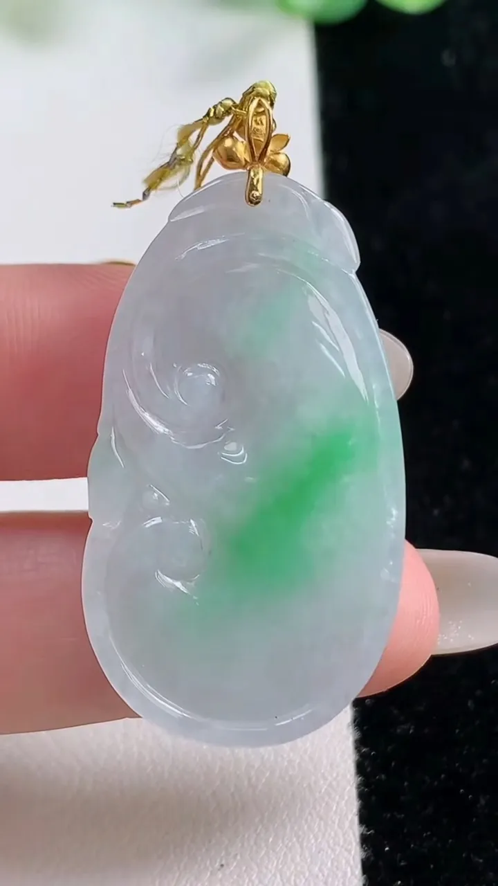 天然A货翡翠如意吊坠，尺寸37.2-21.3-4.9，重量:7.98g
10月21日