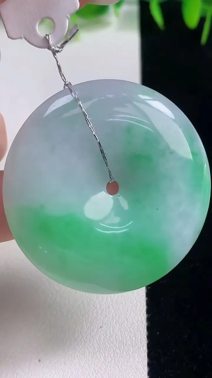 天然A货翡翠平安扣吊坠，尺寸43-7，重量:27.51g
10月21日