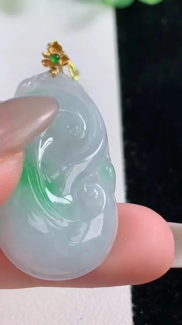 天然A货翡翠如意吊坠，尺寸37.2-21.3-4.9，重量:7.98g
10月21日