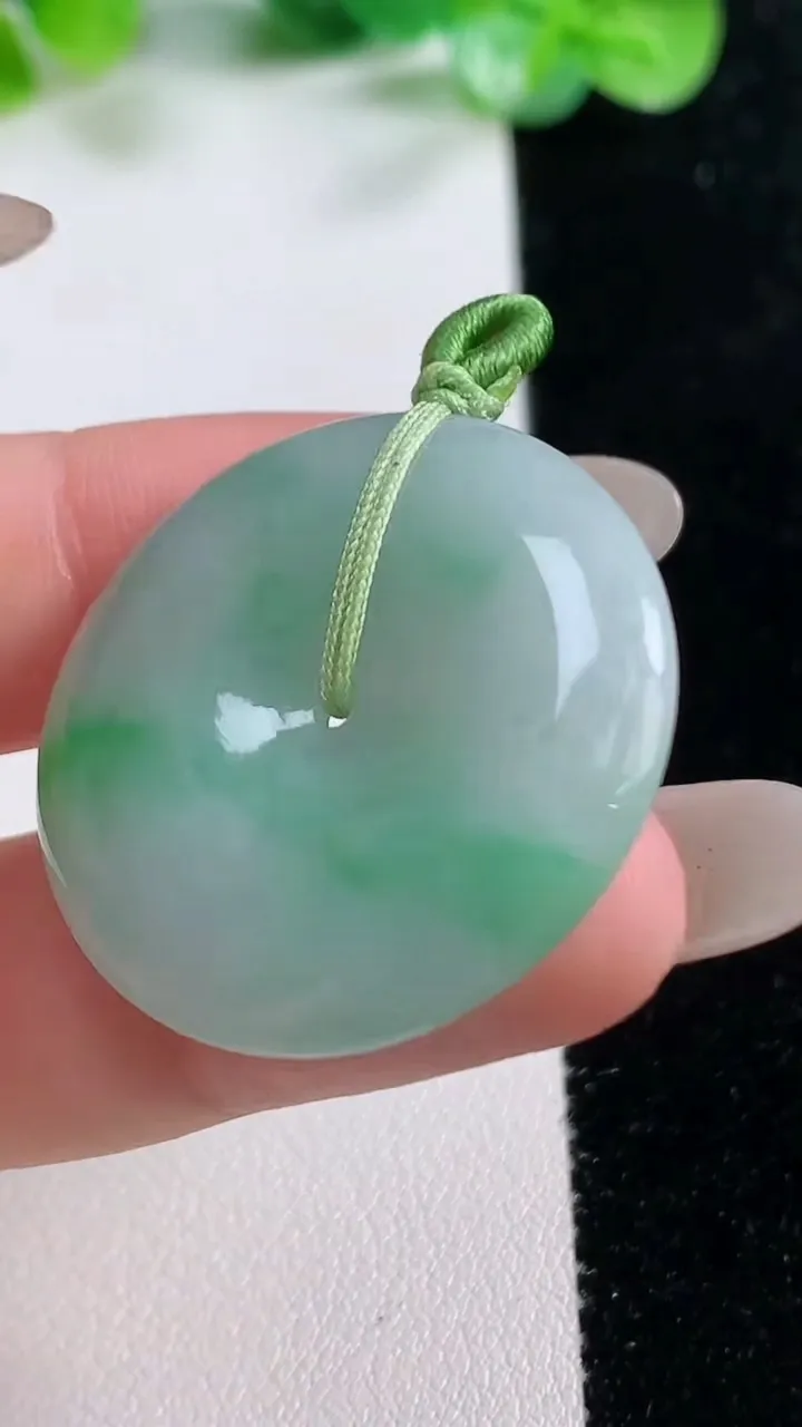 天然A货翡翠平安扣吊坠，尺寸30.9-5.2，重量:11.00g
10月21日