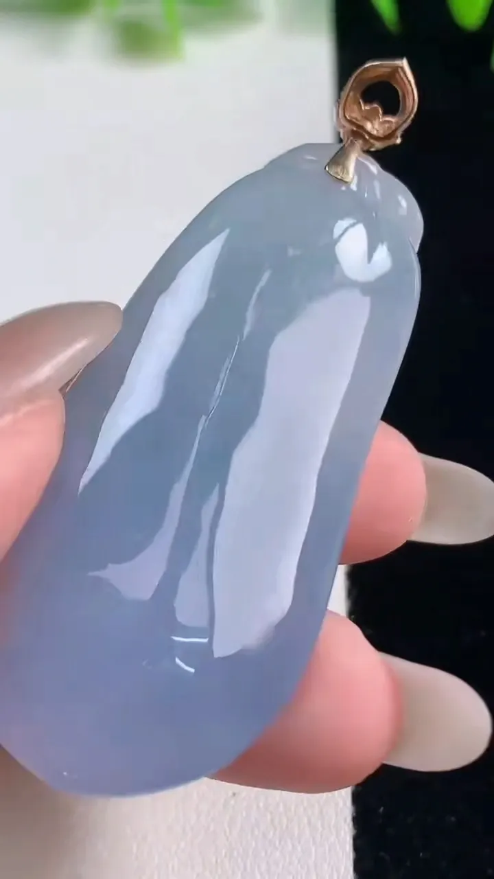 天然A货翡翠18K金紫罗兰福瓜吊坠，尺寸53.6-23.6-14，重量:32.00g
10月21日