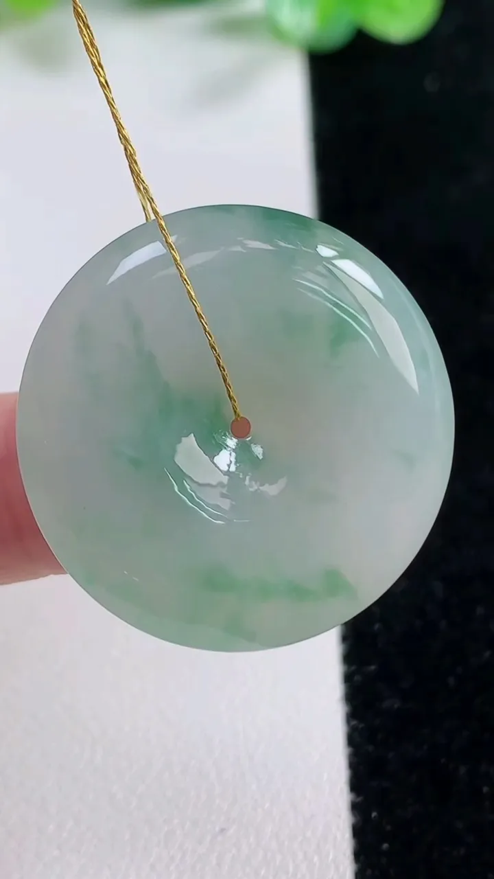 天然A货翡翠平安扣吊坠，尺寸28.8-6.2，重量:11.35g
10月21日