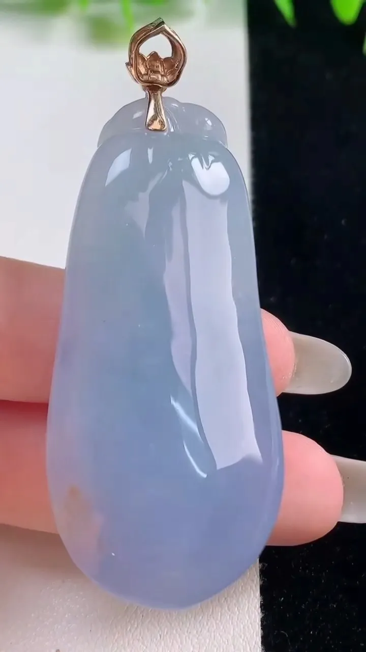 天然A货翡翠18K金紫罗兰福瓜吊坠，尺寸53.6-23.6-14，重量:32.00g
10月21日