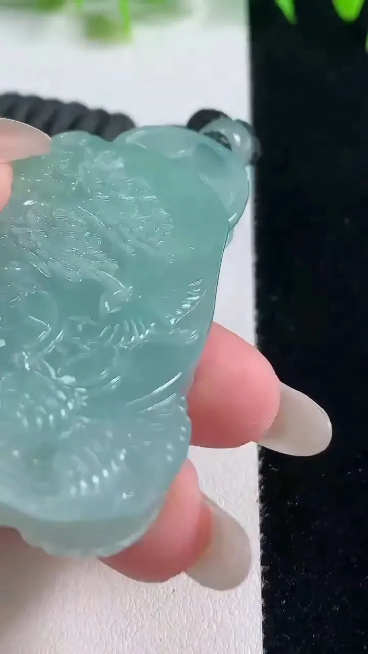 天然A货翡翠龙牌吊坠，尺寸58.8-37.3-12.1，重量:53.58g
10月21日