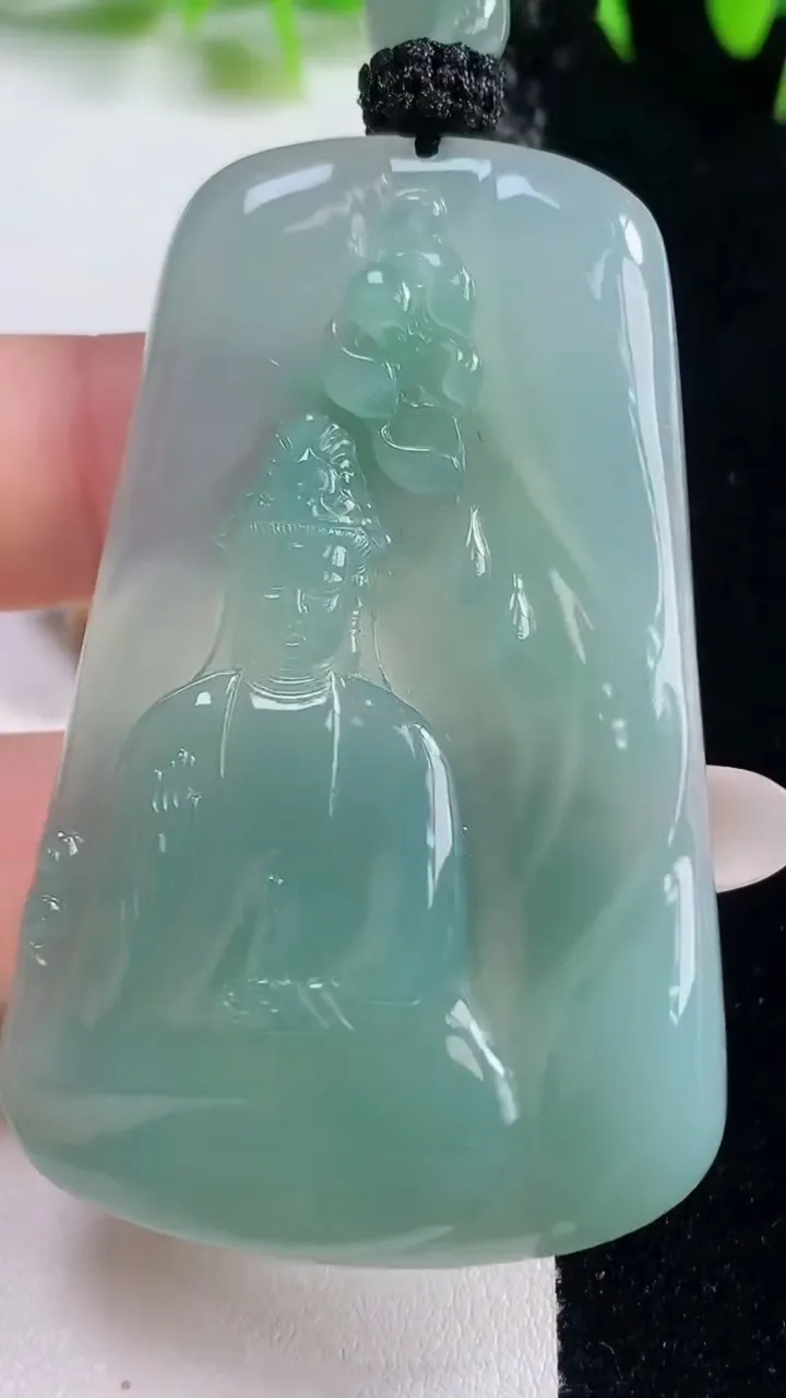 天然A货翡翠观音菩萨吊坠，尺寸60.8-38.5-6.3，重量:34.54g
10月21日