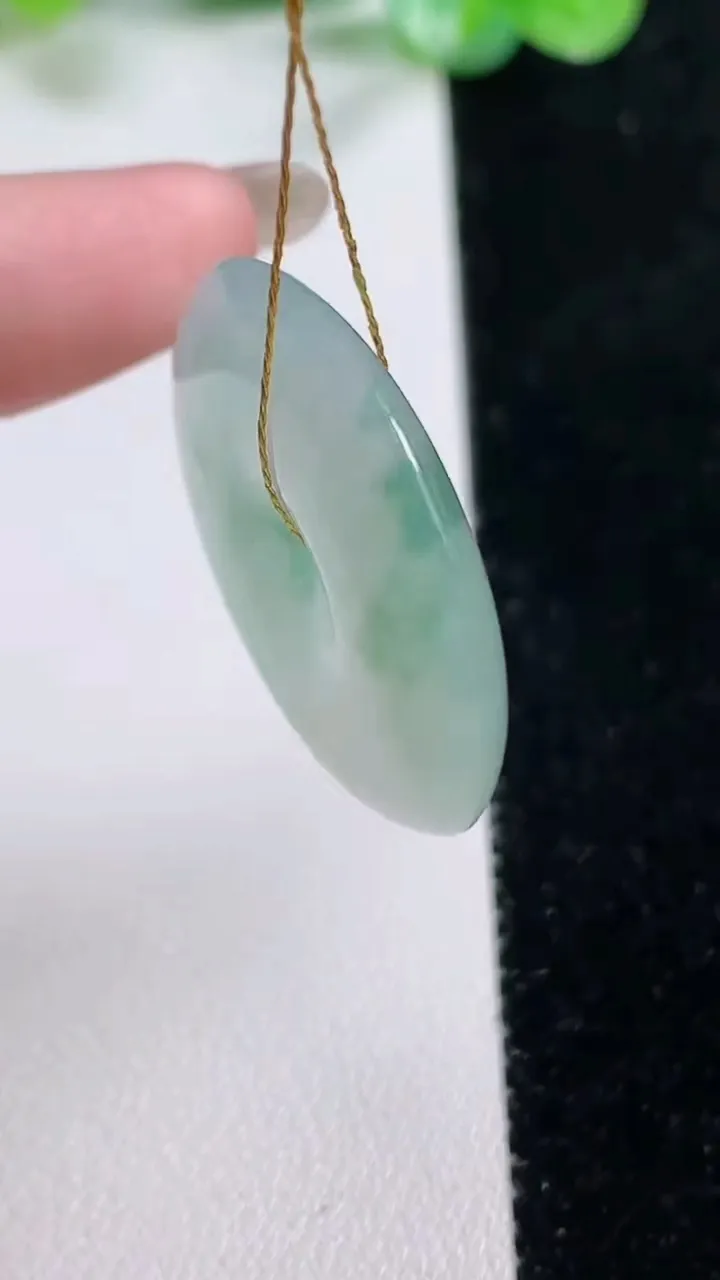 天然A货翡翠平安扣吊坠，尺寸28.8-6.2，重量:11.35g
10月21日