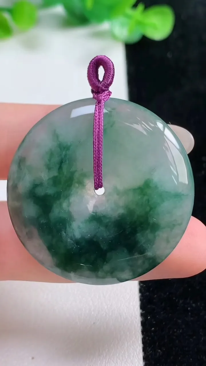 天然A货翡翠冰种飘花平安扣吊坠，尺寸35.4-5.6，重量:15.66g
10月21日