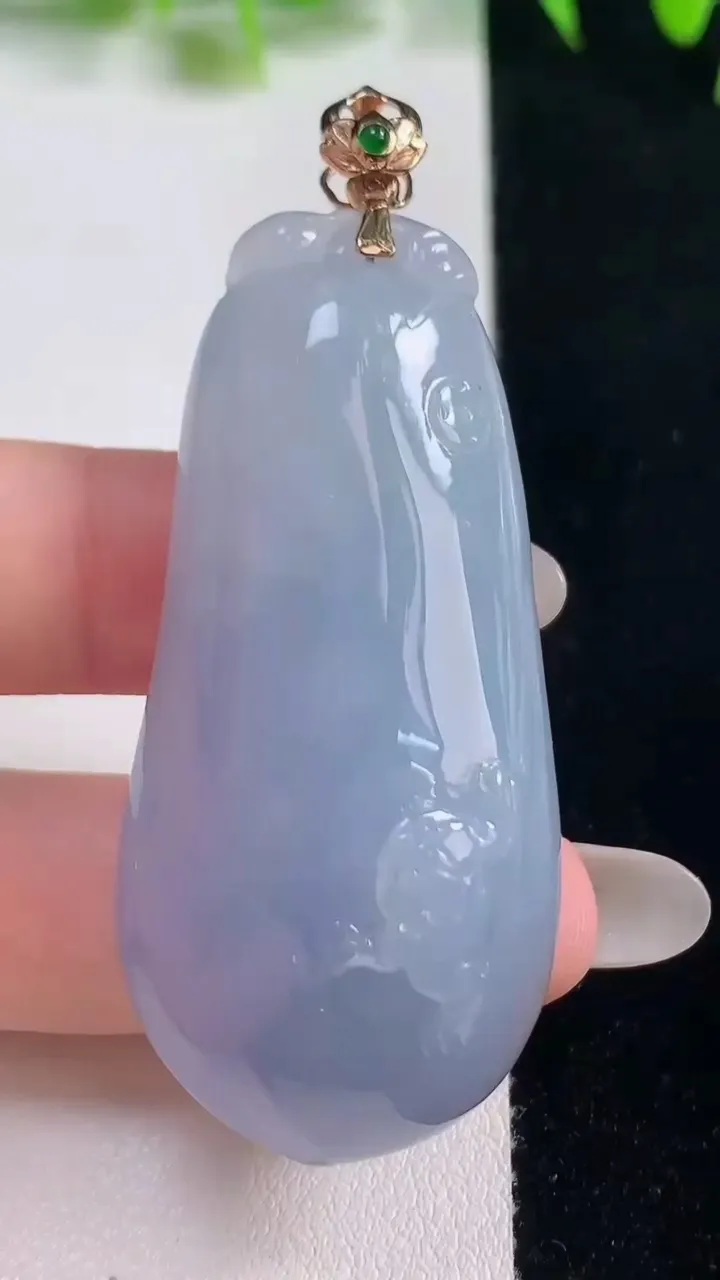 天然A货翡翠18K金紫罗兰福瓜吊坠，尺寸53.6-23.6-14，重量:32.00g
10月21日