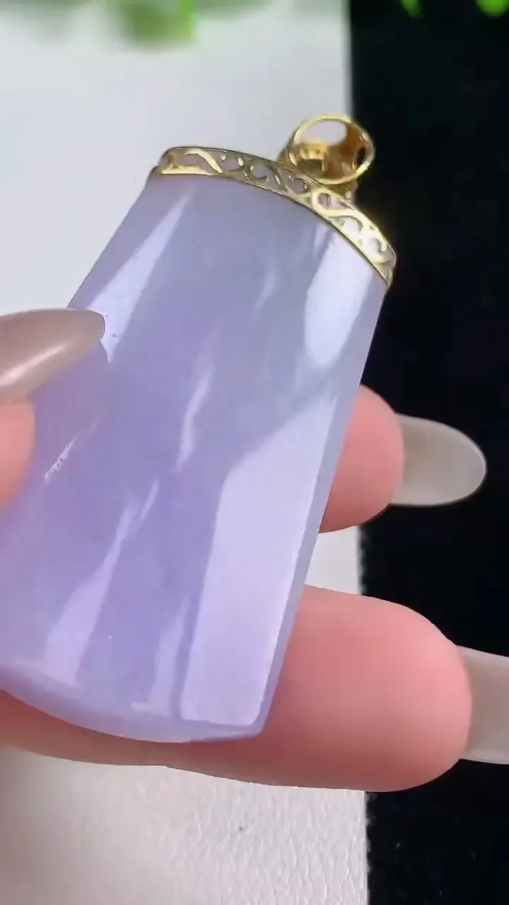 天然A货翡翠18K金紫罗兰无事牌吊坠，尺寸44.6-26.8-8.3，重量:22.34g
10月21日