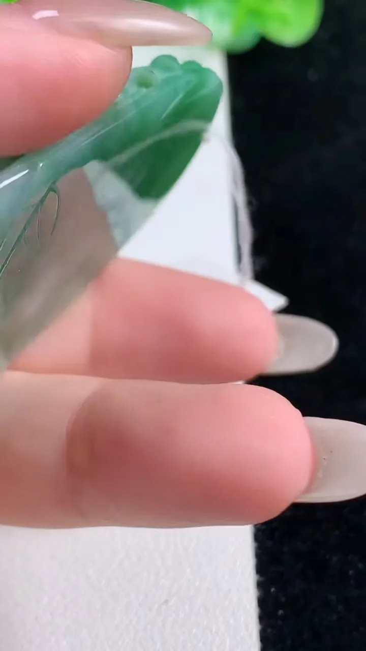 天然A货翡翠鸟语花香吊坠，尺寸56.6-40-7.8，重量:30.22g
10月21日