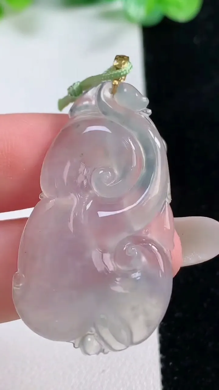天然A货翡翠种白冰如意吊坠，尺寸39.8-23-4.8，重量:6.59g
10月21日