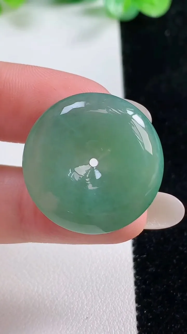 天然A货翡翠平安扣吊坠，尺寸25.7-5.9，重量:9.08g
10月21日