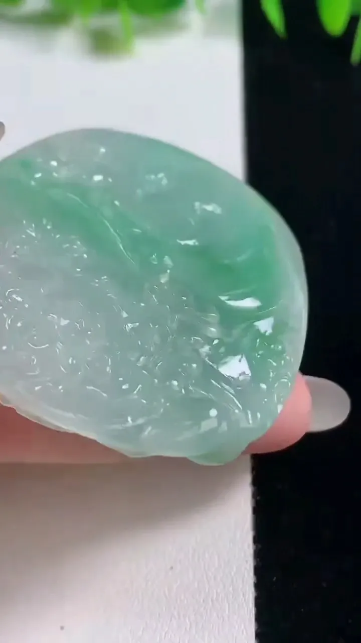 天然A货翡翠龙牌吊坠，尺寸51.7-45-9.2，重量:41.12g
10月21日