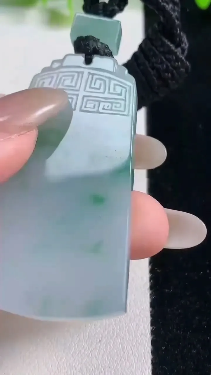 天然A货翡翠仿古无事牌吊坠，尺寸52.3-30.4-5.7，重量:29.10g
10月21日