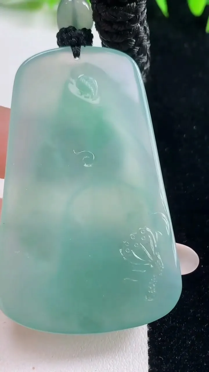 天然A货翡翠观音菩萨吊坠，尺寸60.8-38.5-6.3，重量:34.54g
10月21日