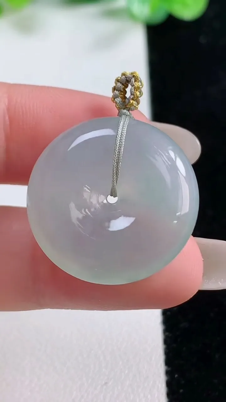 天然A货翡翠平安扣吊坠，尺寸24.4-5.6，重量:7.97g
10月21日