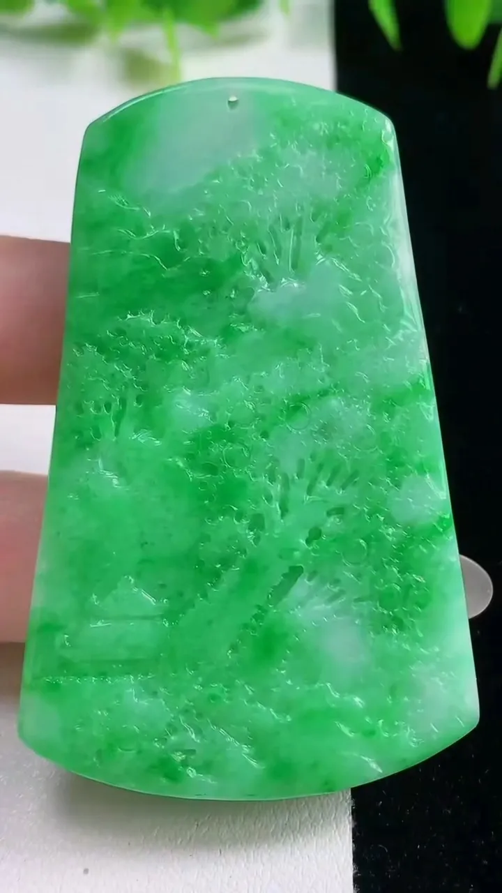 天然A货翡翠山水牌吊坠，尺寸64.4-40.5-5.7，重量:30.46g
10月21日