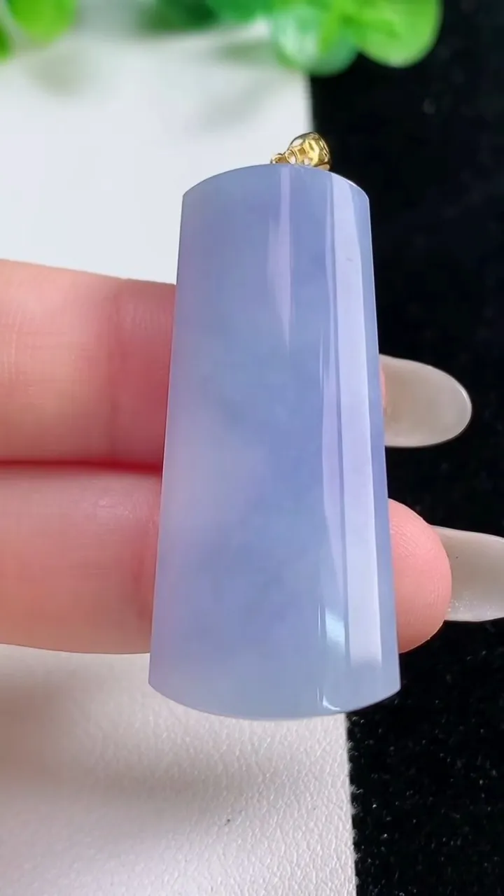 天然A货翡翠18K金紫罗兰无事牌吊坠，尺寸41.8-17.5-10，重量:14.50g
10月21日