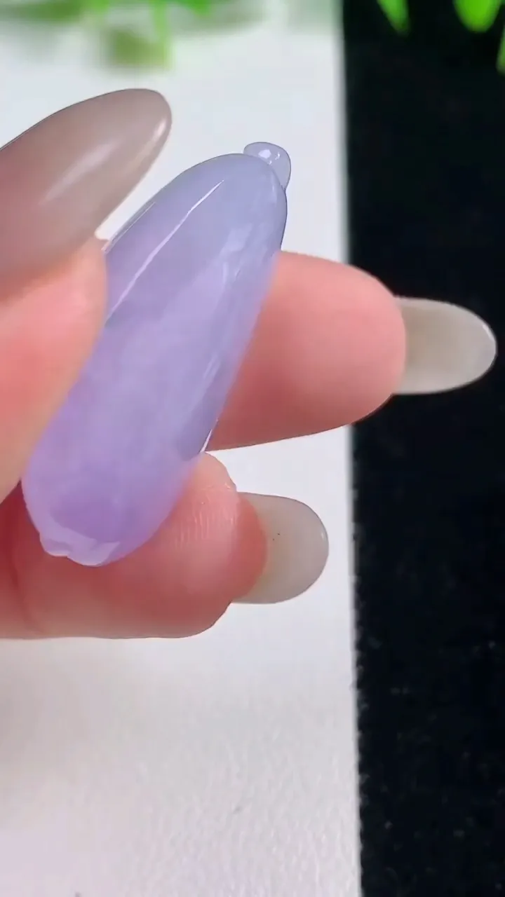 天然A货翡翠紫罗兰福瓜吊坠，尺寸31-19.6-9.9，重量:10.44g
10月21日