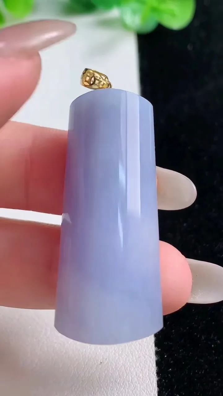 天然A货翡翠18K金紫罗兰无事牌吊坠，尺寸41.8-17.5-10，重量:14.50g
10月21日