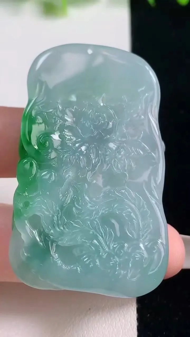 天然A货翡翠鸟语花香吊坠，尺寸51-31.5-5.2，重量:23.24g
10月21日