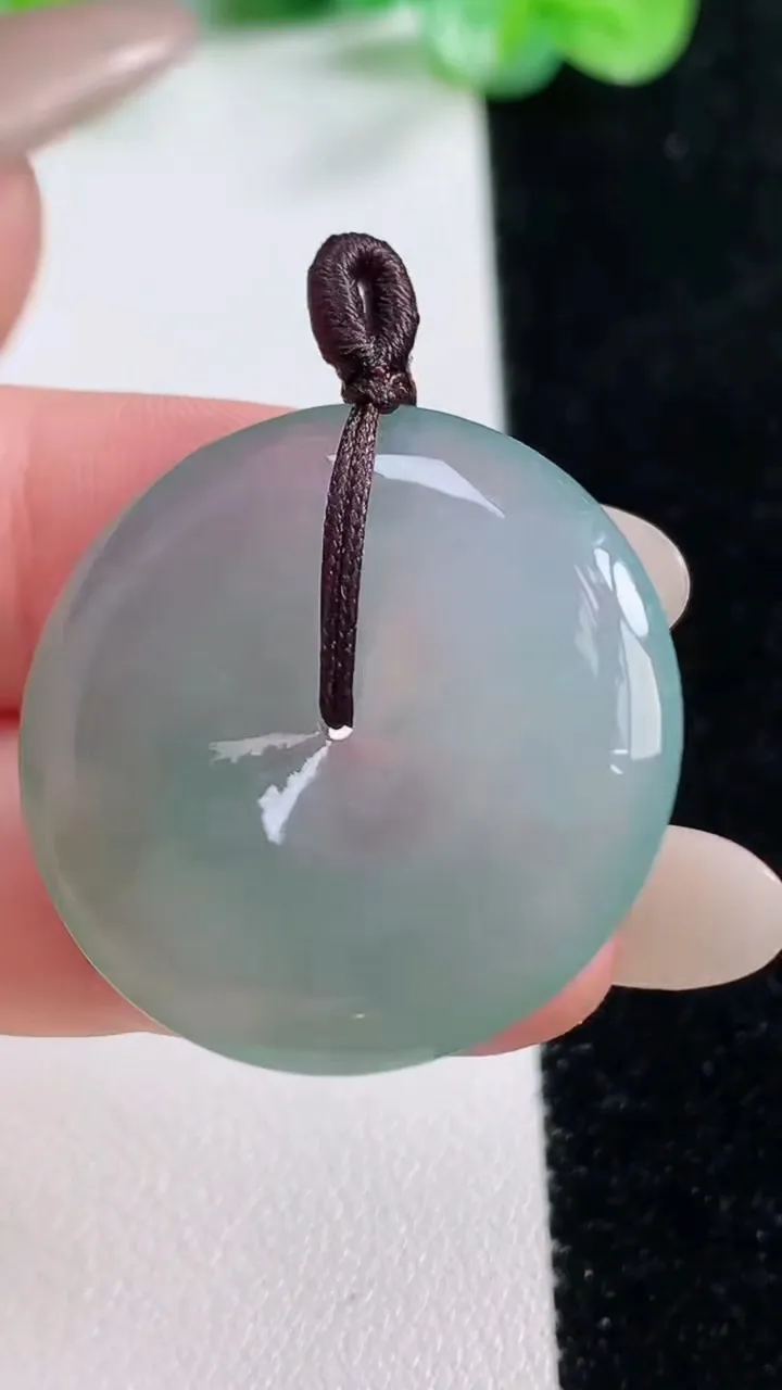 天然A货翡翠平安扣吊坠，尺寸29-5.7，重量:10.40g
10月21日