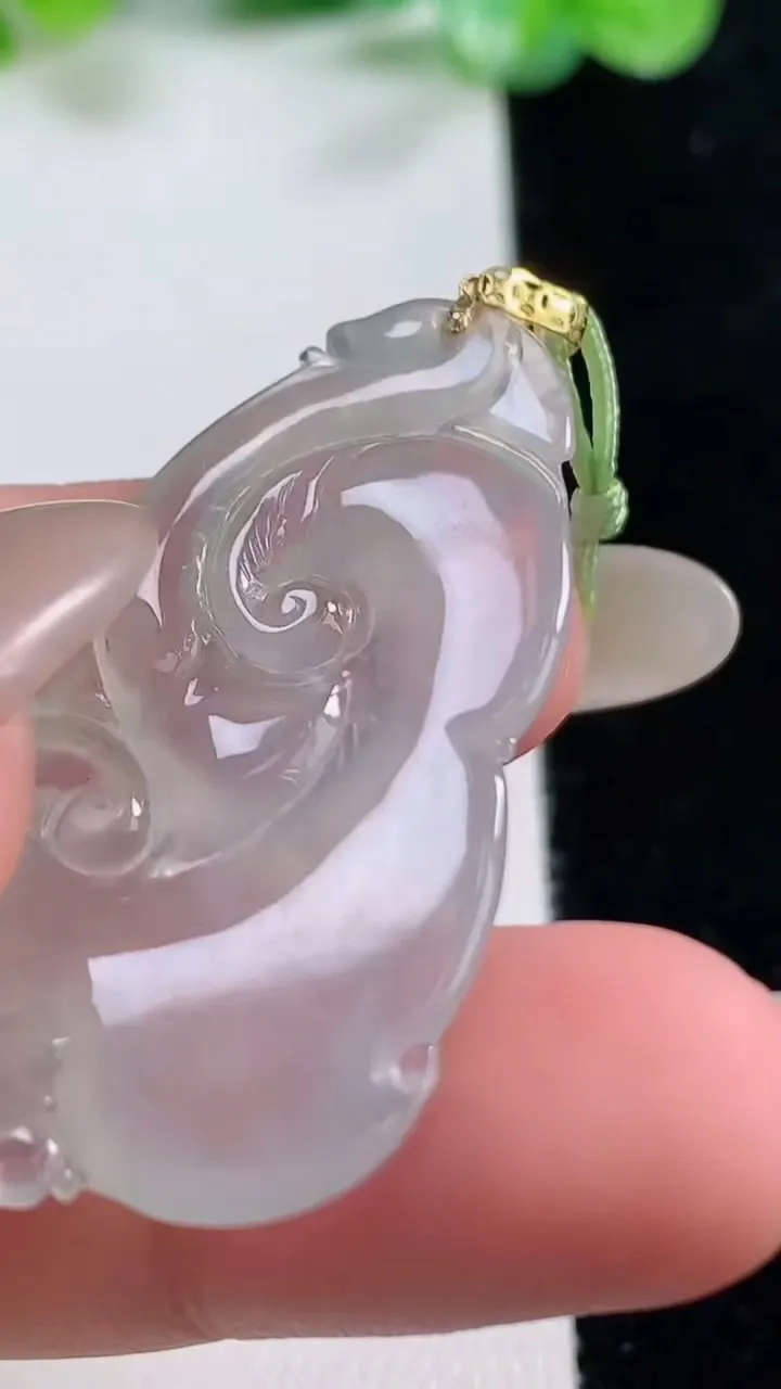 天然A货翡翠种白冰如意吊坠，尺寸39.8-23-4.8，重量:6.59g
10月21日