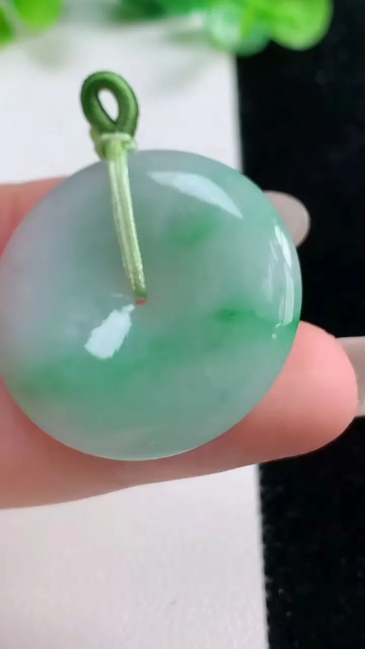 天然A货翡翠平安扣吊坠，尺寸30.9-5.2，重量:11.00g
10月21日