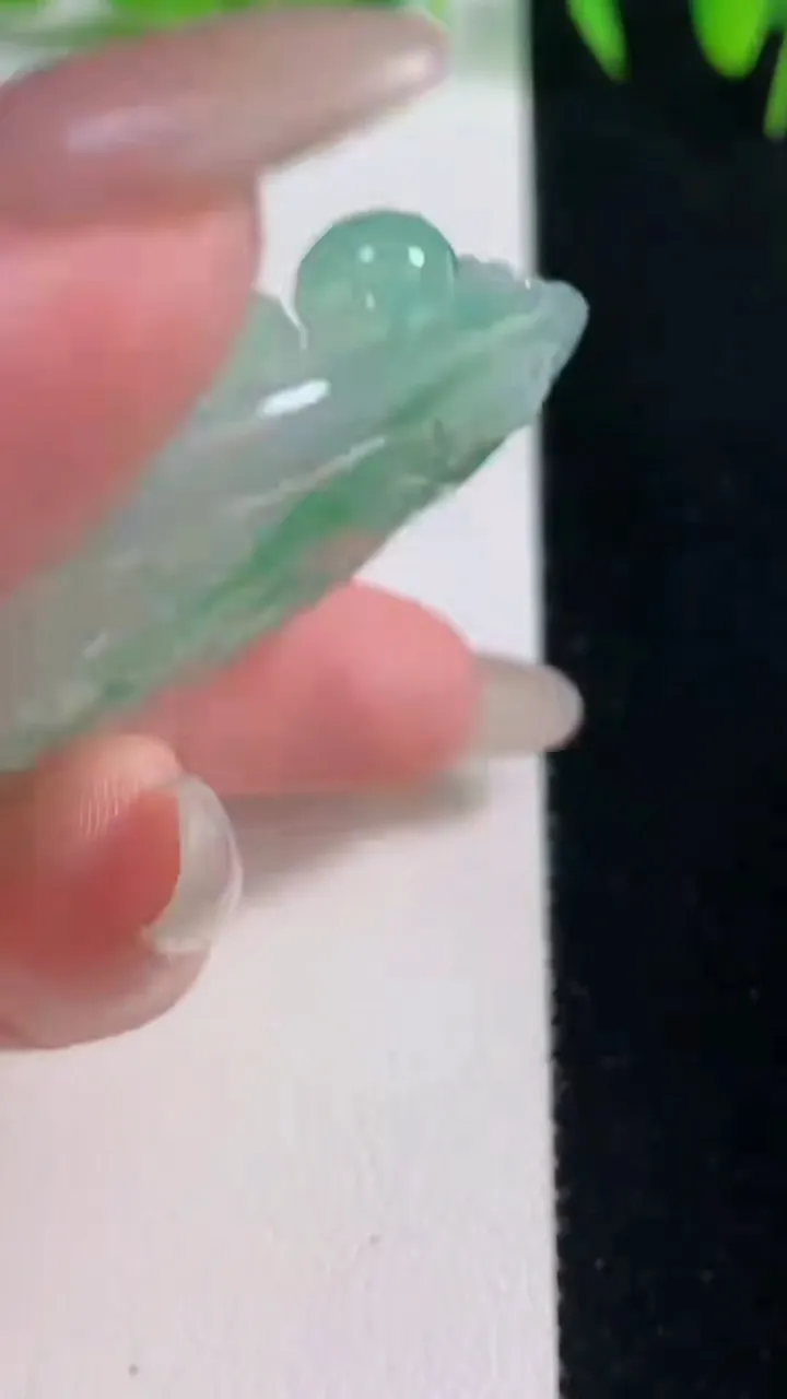 天然A货翡翠龙牌吊坠，尺寸51.7-45-9.2，重量:41.12g
10月21日