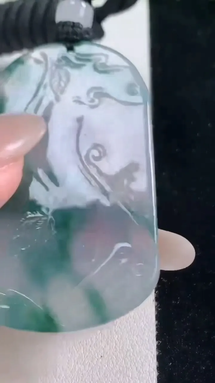 天然A货翡翠种飘花虚空藏菩萨吊坠，尺寸58.4-35.7-5.4，重量:32.88g
10月21日
