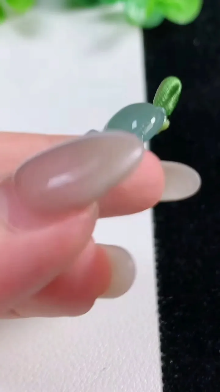 天然A货翡翠寿桃吊坠，尺寸38.8-22.9-6.8，重量:10.17g
10月21日