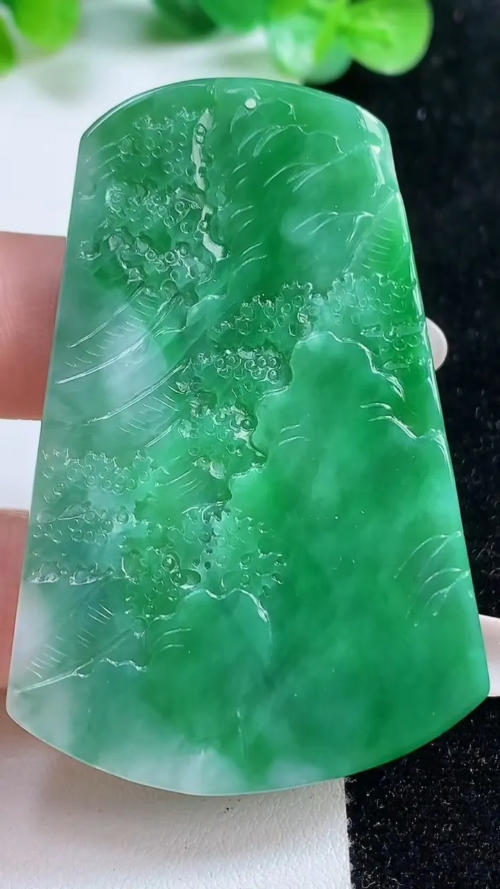 天然A货翡翠山水牌吊坠，尺寸61.8-41.5-5.2，重量:25.75g
10月21日