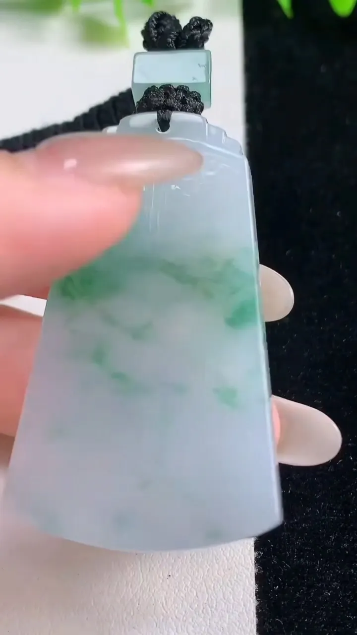 天然A货翡翠仿古无事牌吊坠，尺寸52.3-30.4-5.7，重量:29.10g
10月21日
