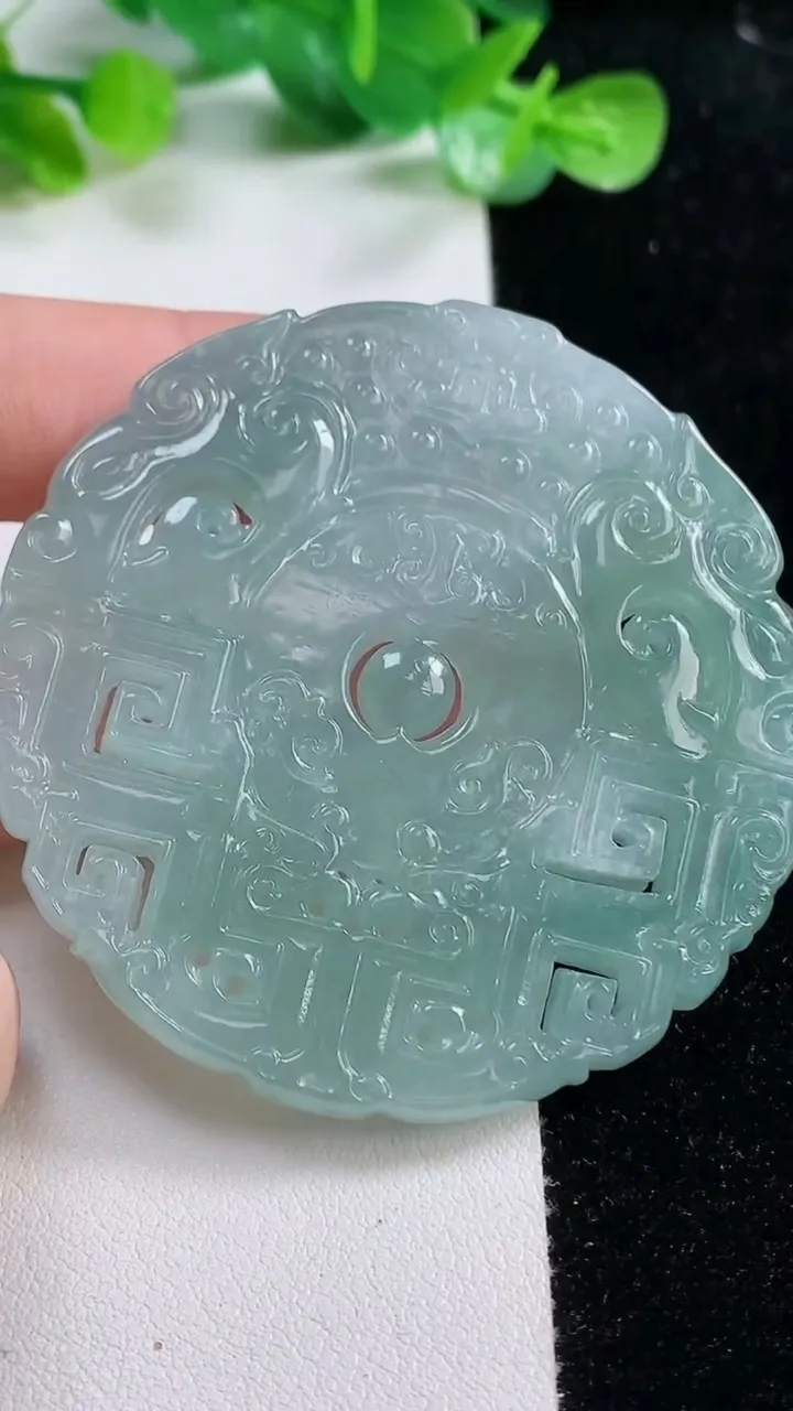 天然A货翡翠仿古无事牌吊坠，尺寸56.3-6，重量:42.53g
10月21日
