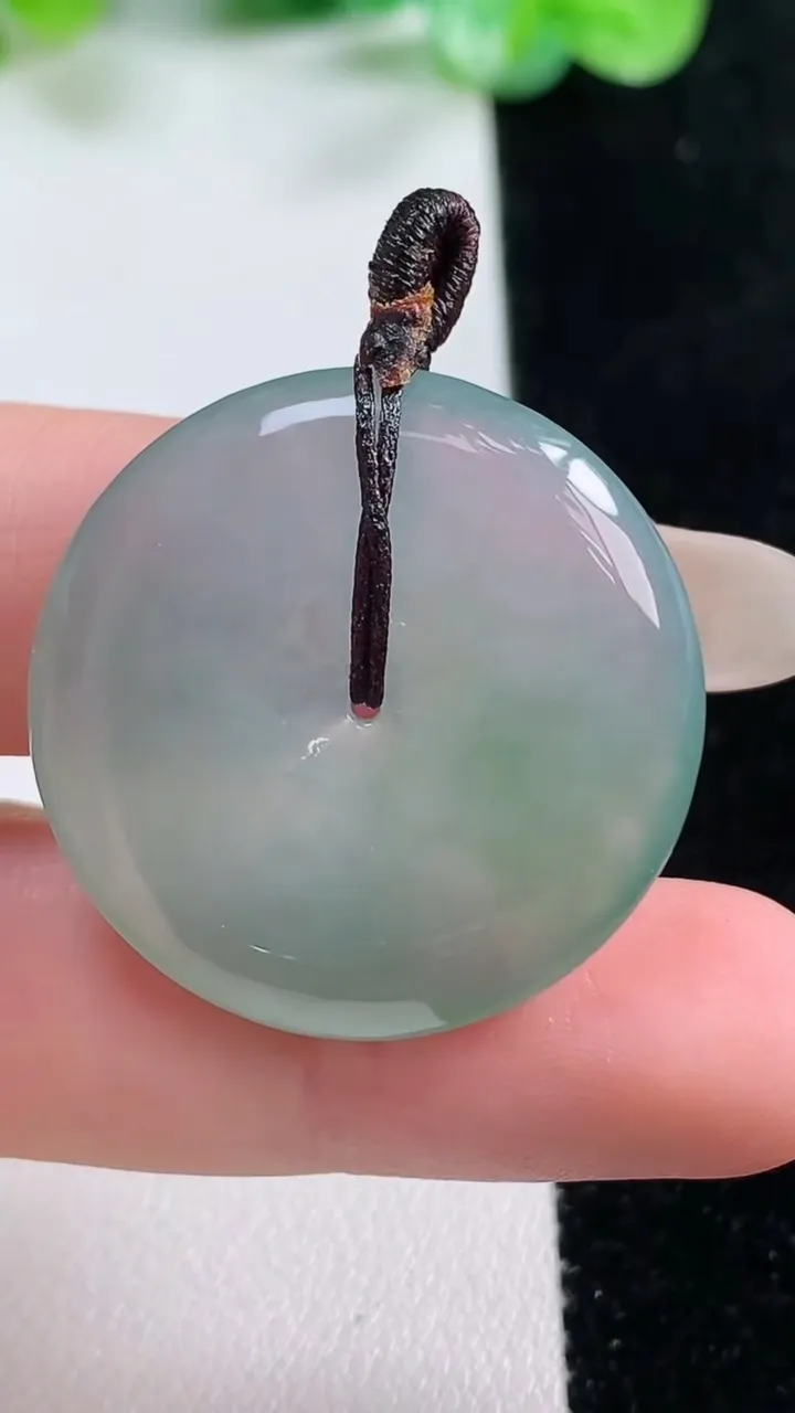 天然A货翡翠平安扣吊坠，尺寸29-5.7，重量:10.40g
10月21日