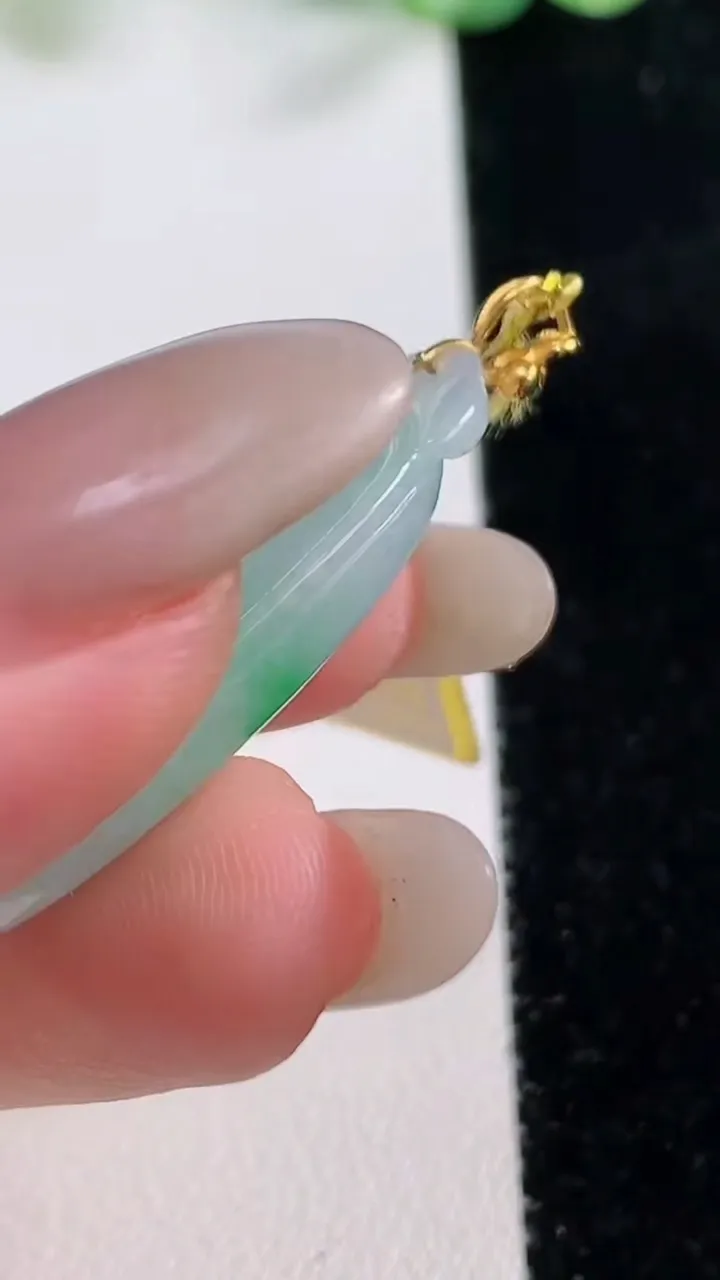 天然A货翡翠如意吊坠，尺寸37.2-21.3-4.9，重量:7.98g
10月21日