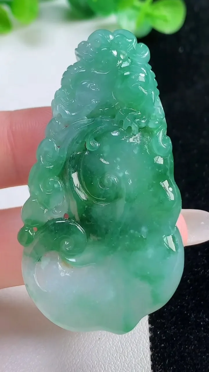 天然A货翡翠如意吊坠，尺寸57-32-6，重量:19.92g
10月21日