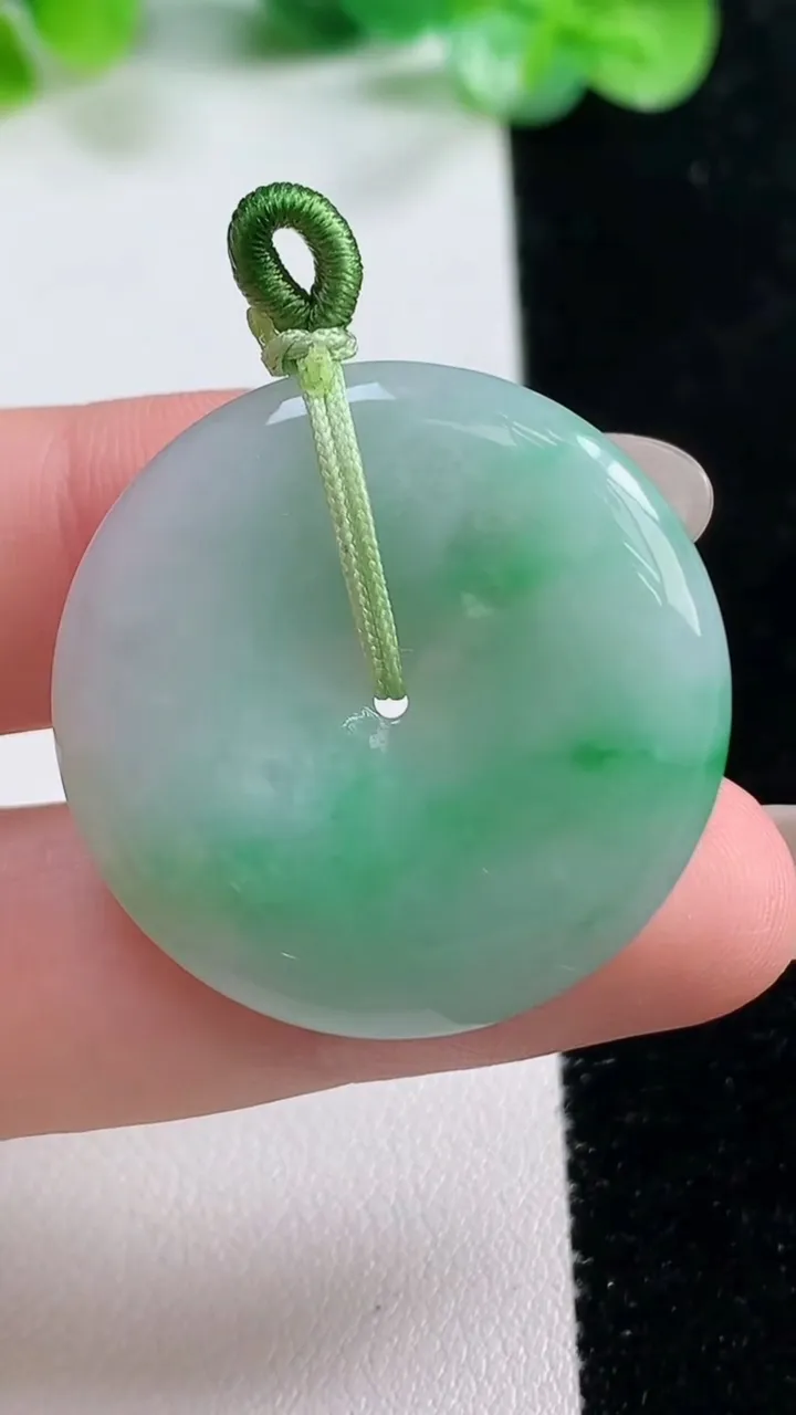 天然A货翡翠平安扣吊坠，尺寸30.9-5.2，重量:11.00g
10月21日