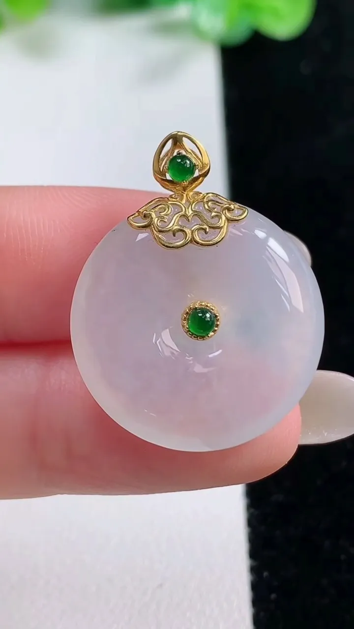 天然A货翡翠种白冰平安扣吊坠，尺寸23-6.5，重量:7.11g
10月21日