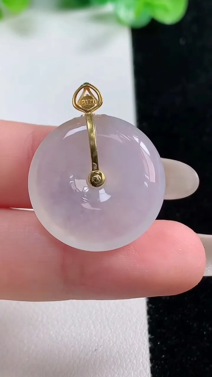 天然A货翡翠种白冰平安扣吊坠，尺寸23-6.5，重量:7.11g
10月21日