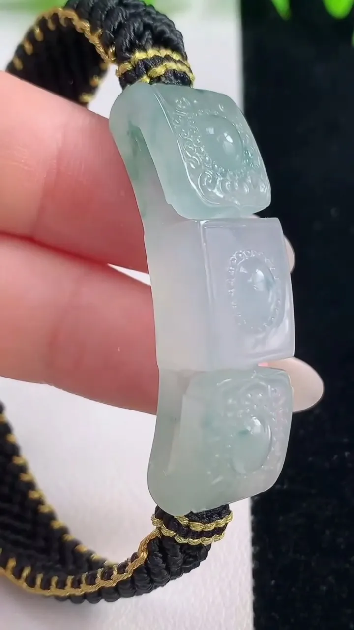 天然A货翡翠种飘花雕花手绳，尺寸43.5-12.6-10，重量:16.34g
10月21日