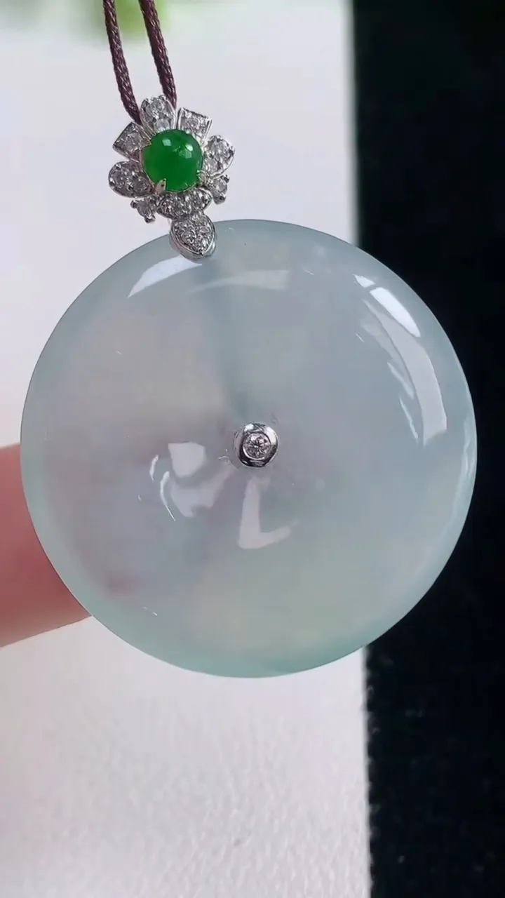天然A货翡翠平安扣吊坠，尺寸29.8-5.7，重量:11.50g
10月21日