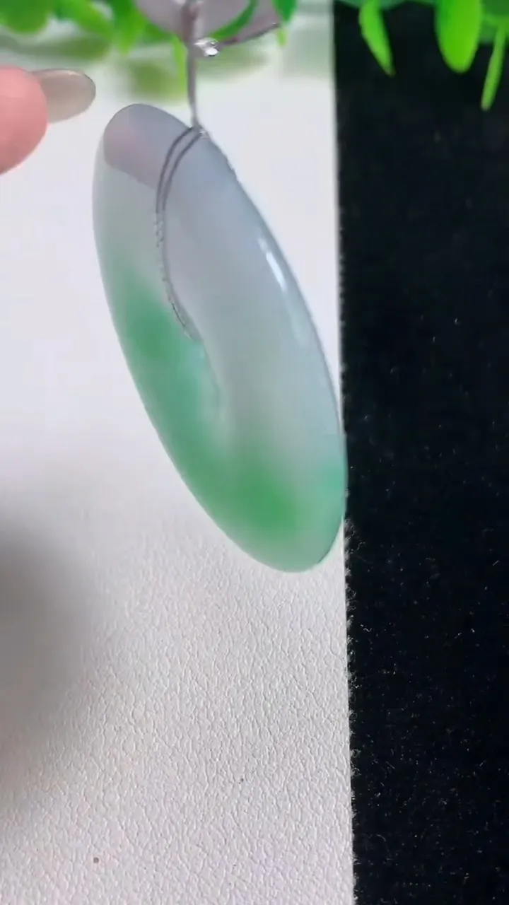 天然A货翡翠平安扣吊坠，尺寸43-7，重量:27.51g
10月21日