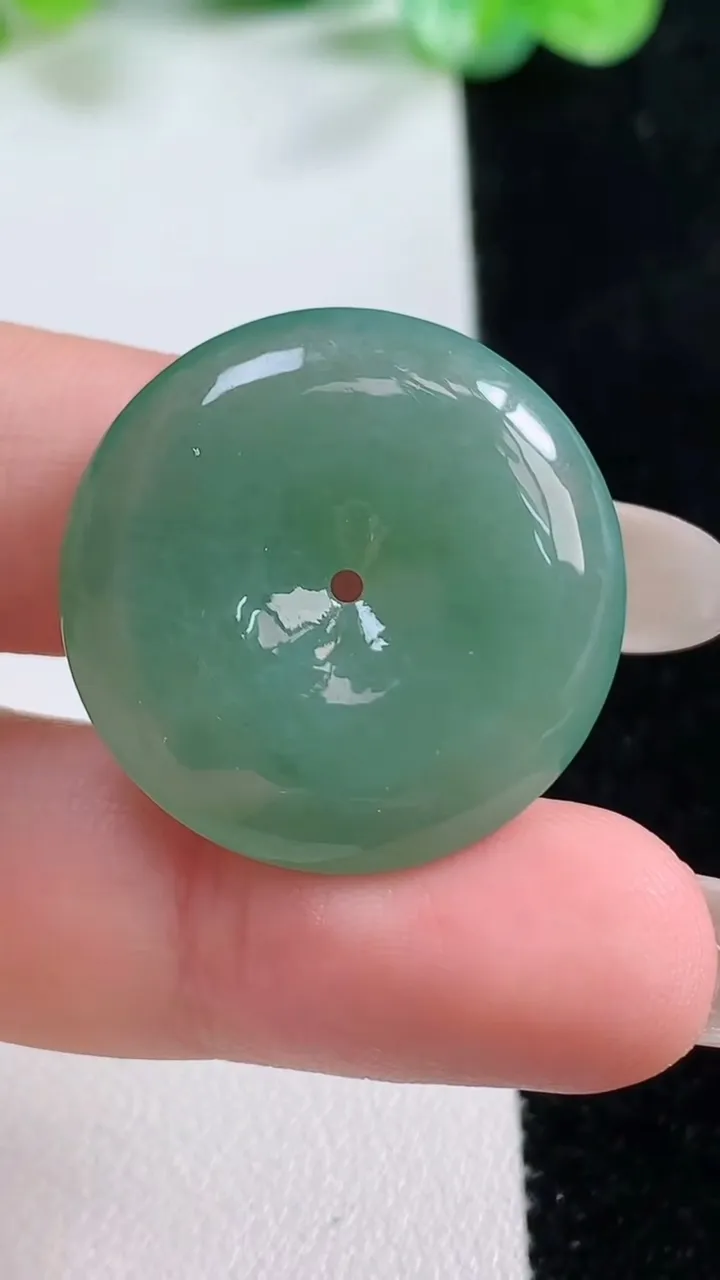 天然A货翡翠平安扣吊坠，尺寸25.7-5.9，重量:9.08g
10月21日