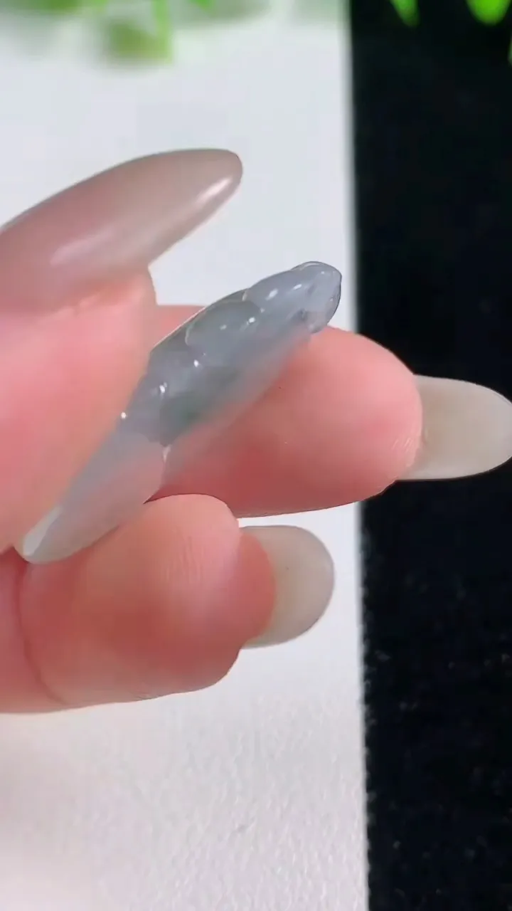 天然A货翡翠冰种飘花福瓜吊坠，尺寸27.5-16.5-6，重量:5.43g
10月21日