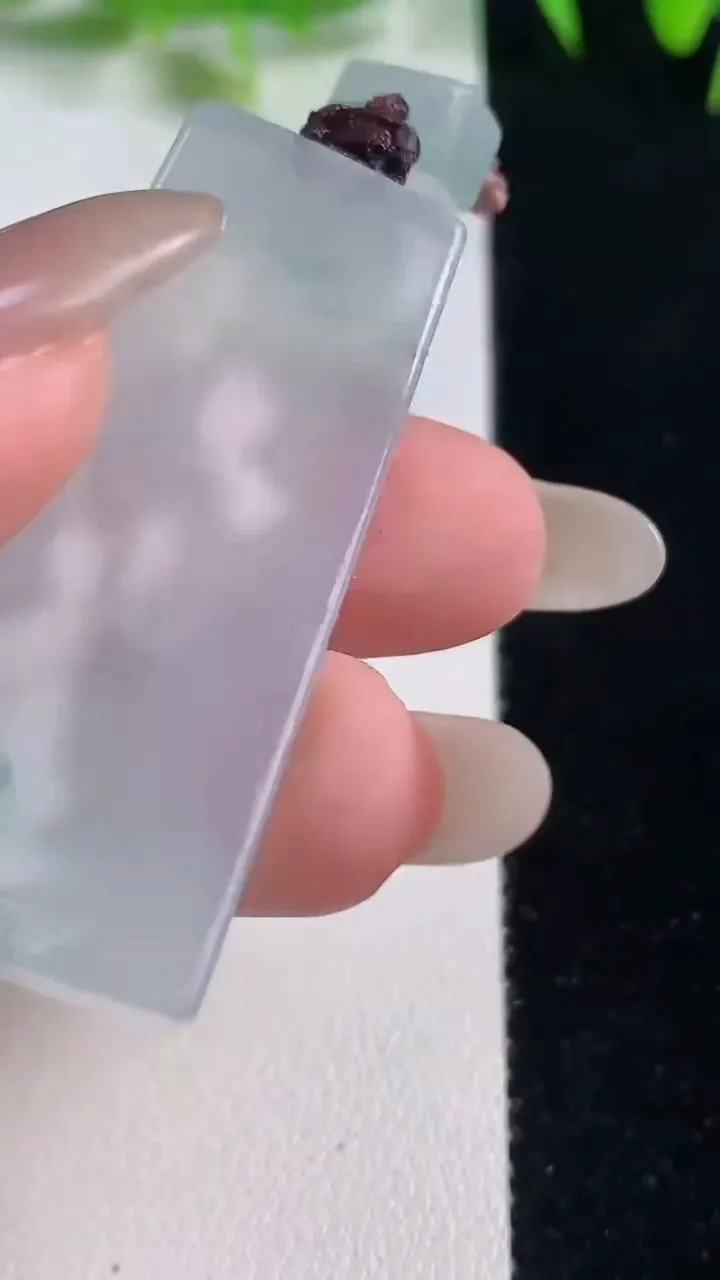 天然A货翡翠种飘花无事牌吊坠，尺寸46.3-19.4-6，重量:18.34g
10月21日