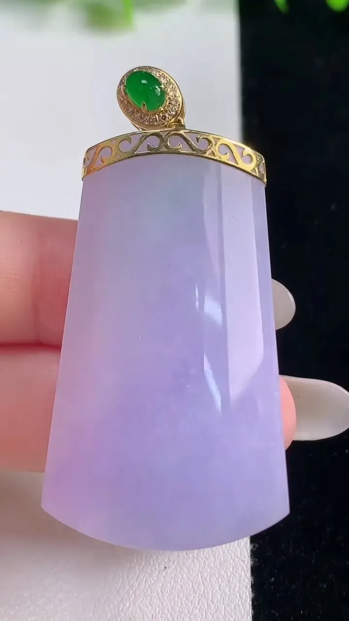 天然A货翡翠18K金紫罗兰无事牌吊坠，尺寸44.6-26.8-8.3，重量:22.34g
10月21