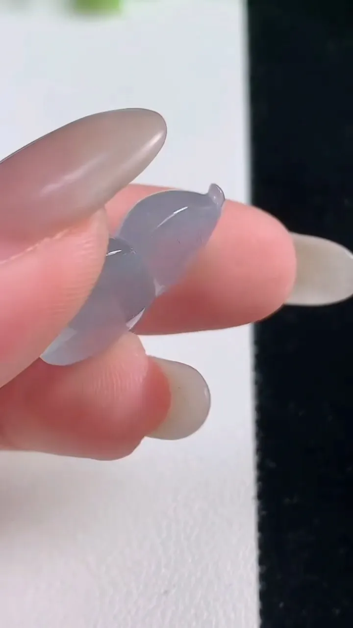 天然A货翡翠种白冰葫芦镶嵌件，尺寸23-16.5-8.4，重量:4.83g
10月21日