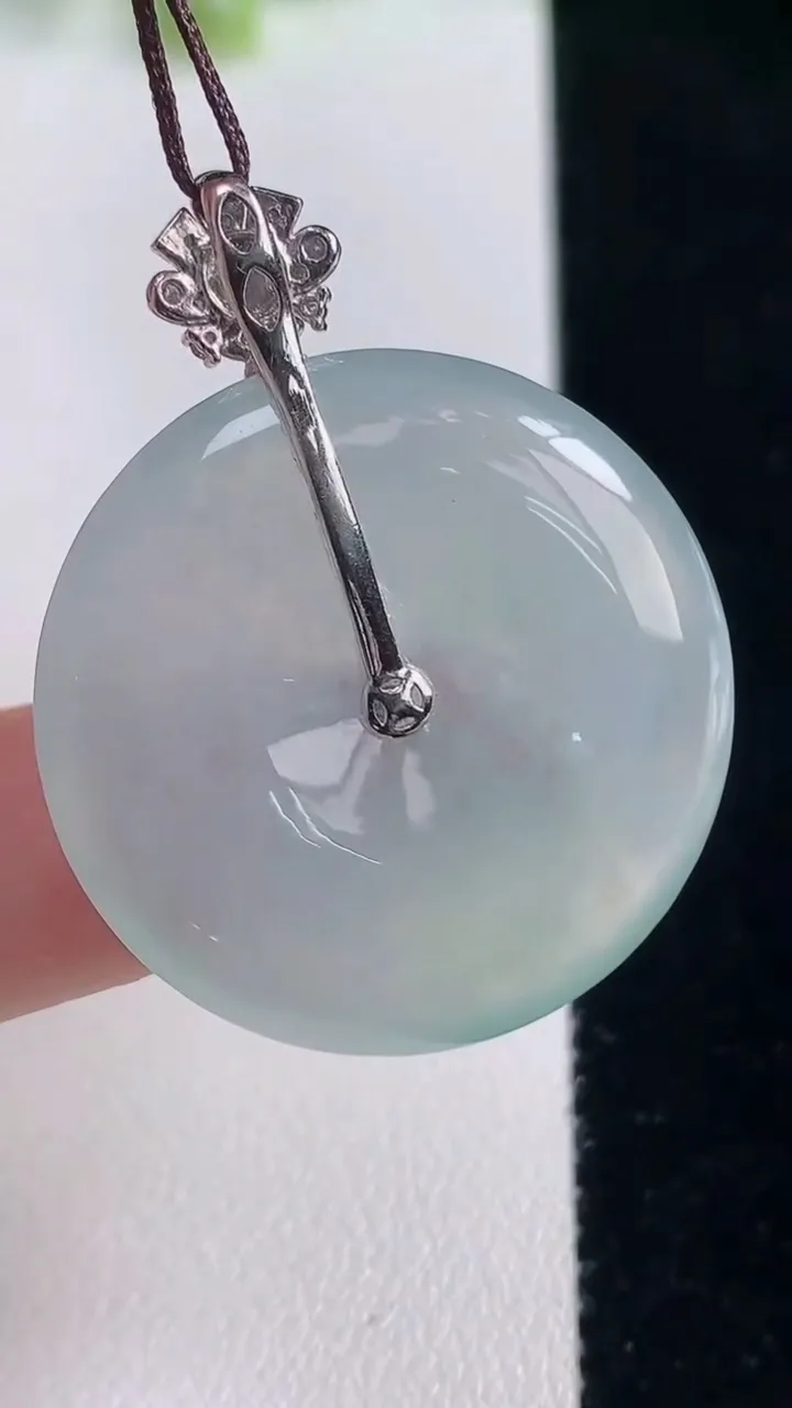 天然A货翡翠平安扣吊坠，尺寸29.8-5.7，重量:11.50g
10月21日